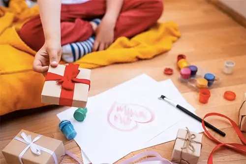 Criança que gosta de desenhar