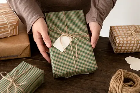 Embrulho com caixa e barbante