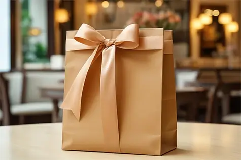 Embrulho com sacolas de papel